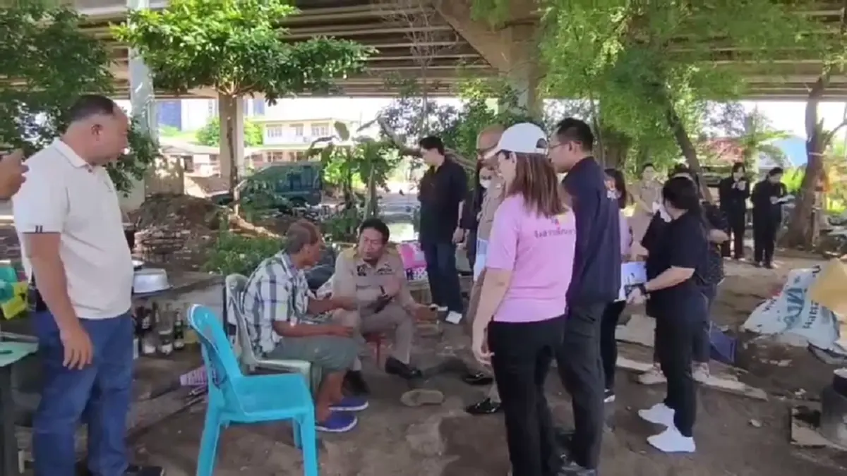 ผู้ว่าฯ ปทุมฯ รุดช่วยน้องเนม 5 ขวบอยู่ใต้สะพาน มอบทุนยากจน