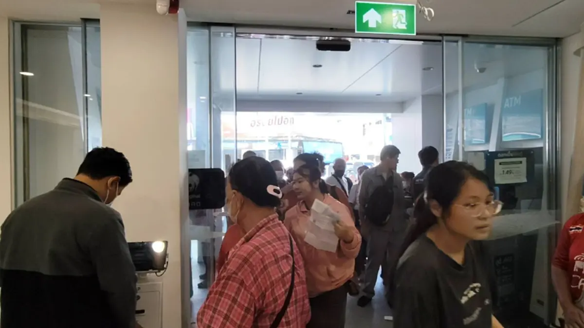 คึกคักแน่นกรุงไทย! ชาวพิษณุโลกแห่ยืนยันตัวตน 'บัตรคนจน' รอบใหม่
