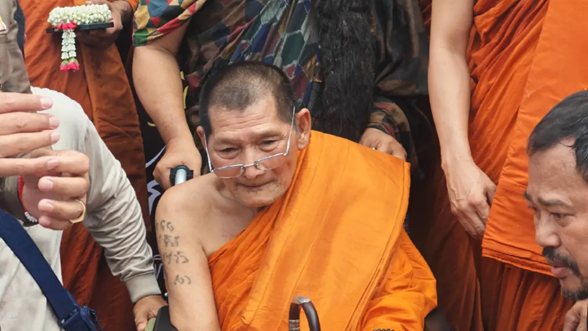 คนแห่นับหมื่นแน่นวัดบูรพาราม! ‘หลวงปู่ศิลา’ นำทัพปลุกเสกใหญ่