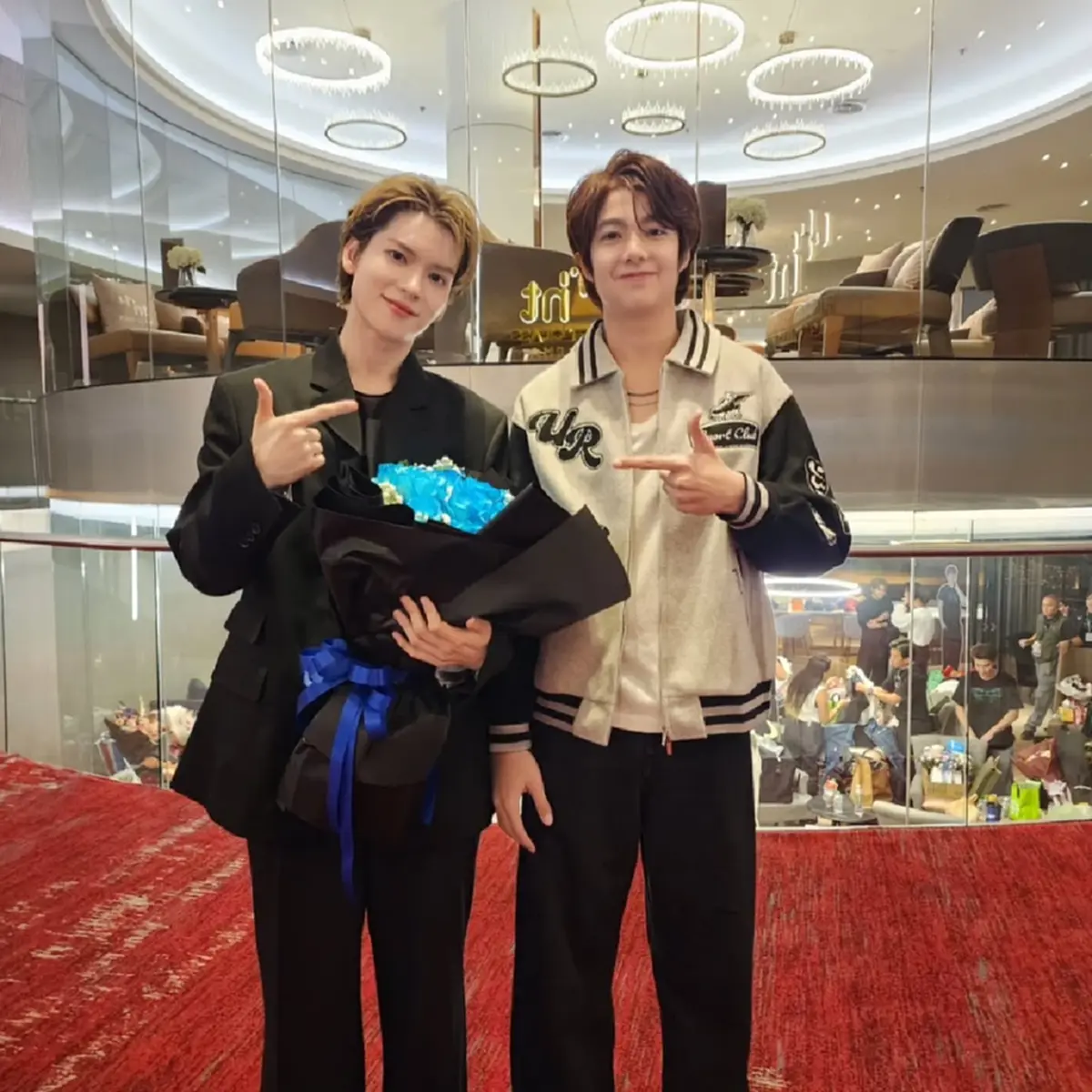 โตเป็นหนุ่มแล้ว  "วันเฉลิม" 2 รุ่น แชะภาพคู่ทำแฟนคลับใจฟู