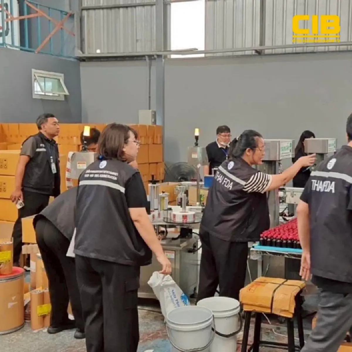 บุกค้น 4 จุด ล้างบางโรงงานเถื่อน! พบยาแก้ไอปลอมกว่า 130,000 ขวด