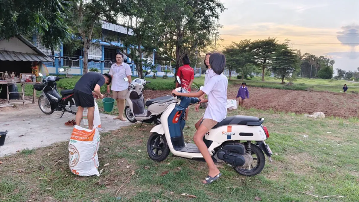 สีสันหลังเลิกเรียน! แก๊ง LGBTQ+ รร.ขนาดมอญฯ อาสาช่วยครูหว่านข้าว