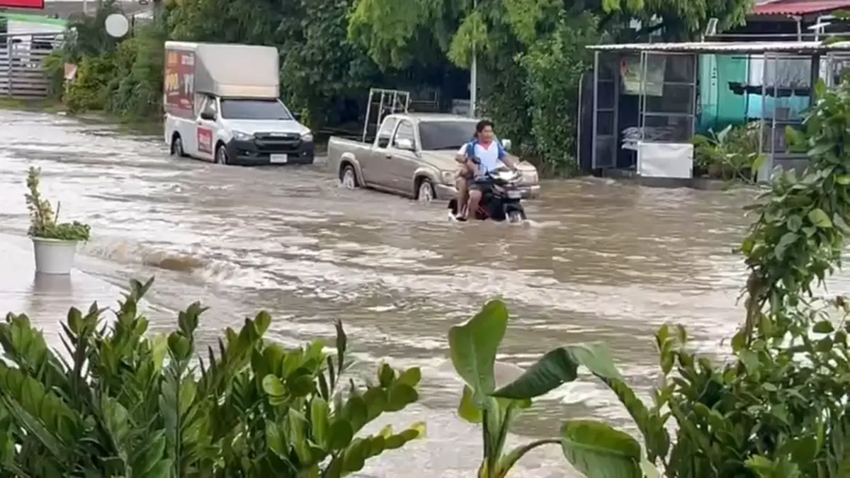โคราชฝนถล่มชั่วโมงเดียวน้ำท่วมมิตรภาพ รถเล็กสัญจรลำบาก