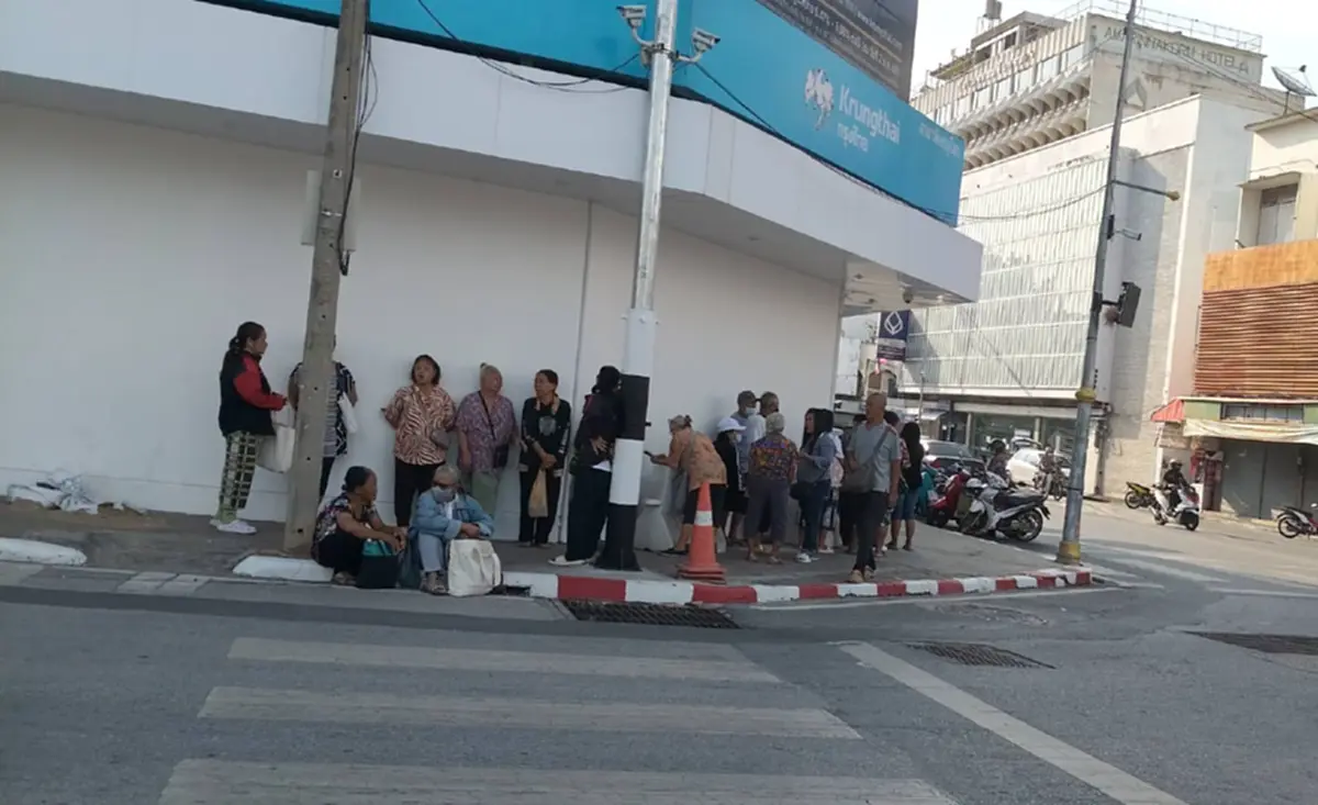 คึกคักแน่นกรุงไทย! ชาวพิษณุโลกแห่ยืนยันตัวตน 'บัตรคนจน' รอบใหม่