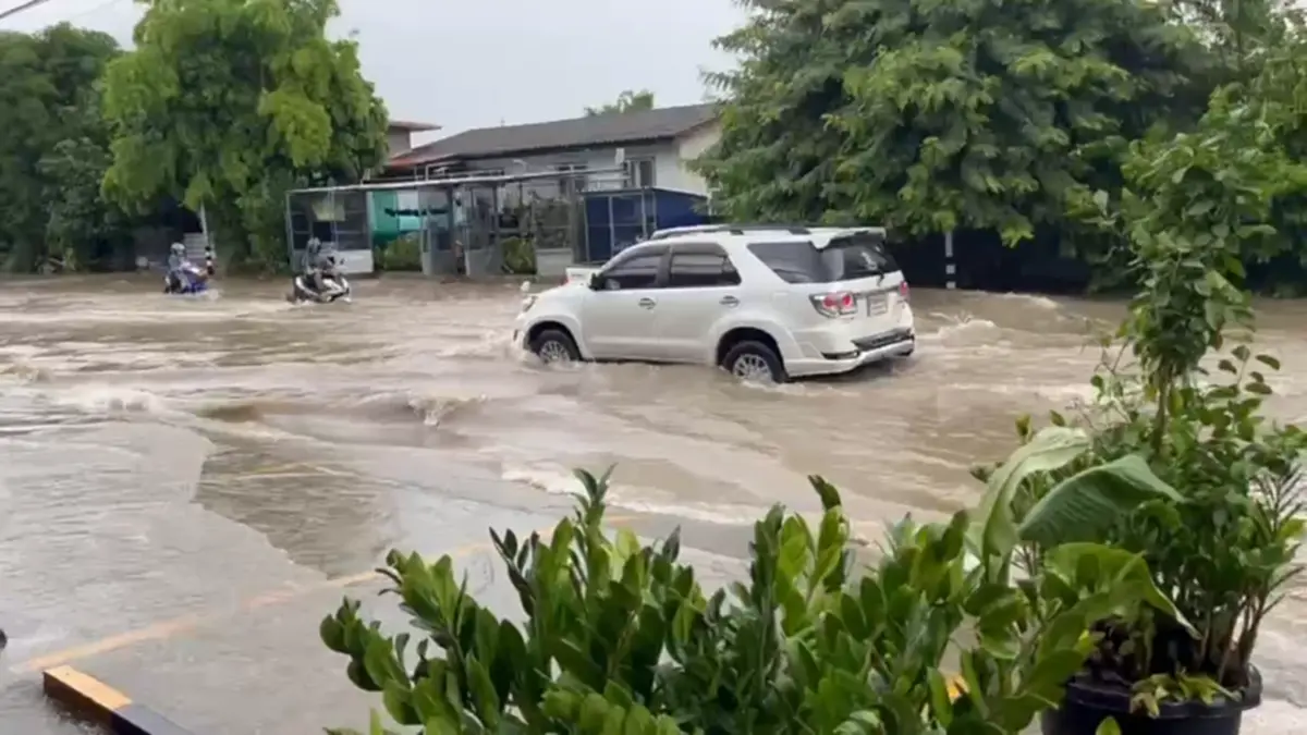 โคราชฝนถล่มชั่วโมงเดียวน้ำท่วมมิตรภาพ รถเล็กสัญจรลำบาก