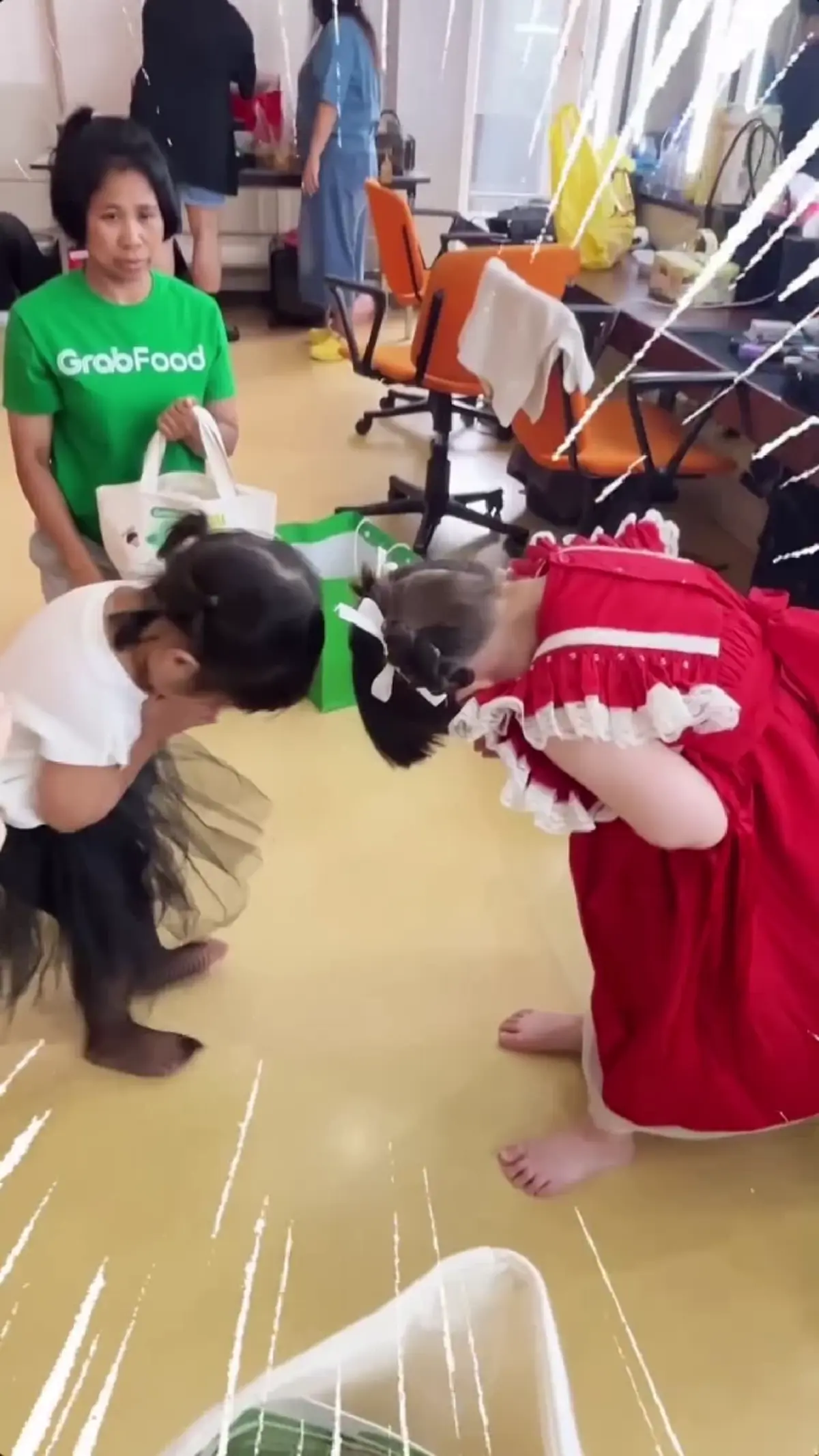 เอ็นดูไม่ไหว ลูกสาวเจอ "พี่เกล" ครั้งแรก "แม่ก้อย" ยังอดแซวไม่ได้