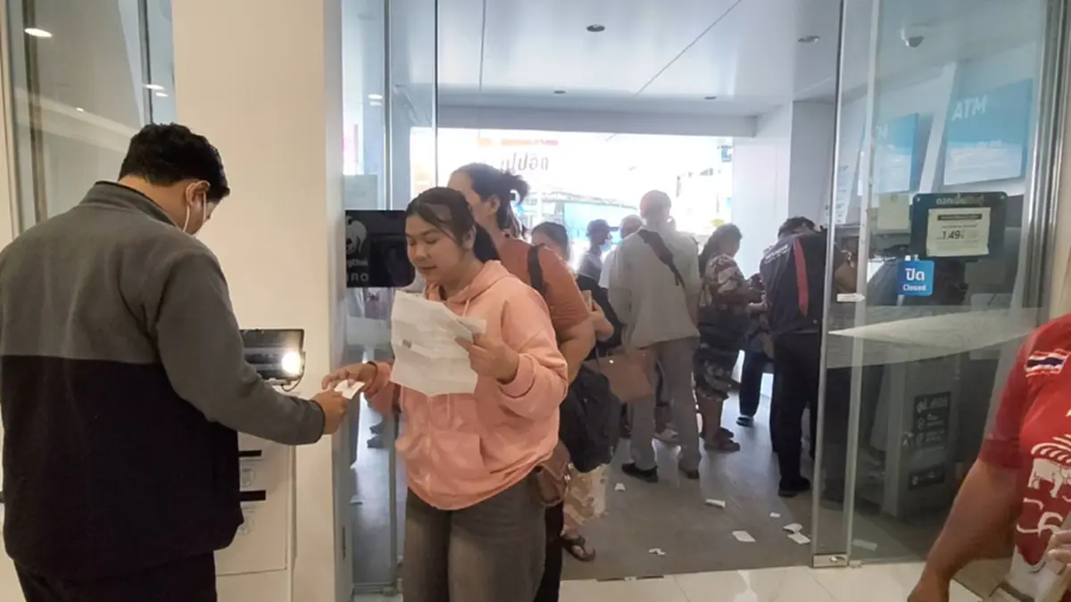 คึกคักแน่นกรุงไทย! ชาวพิษณุโลกแห่ยืนยันตัวตน 'บัตรคนจน' รอบใหม่