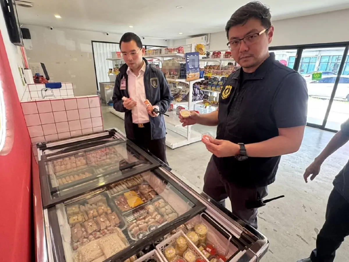 คาเฟ่บะหมี่ดังโคราช ใช้ของเถื่อนไร้ อย. หมดอายุเกือบครึ่งร้าน