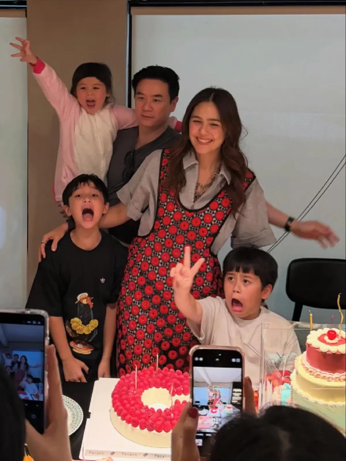 ตัวแม่ 45 ยังแจ๋ว "ชมพู่ อารยา" ฉลองวันเกิดสุดอบอุ่นพร้อมหน้าลูกๆ