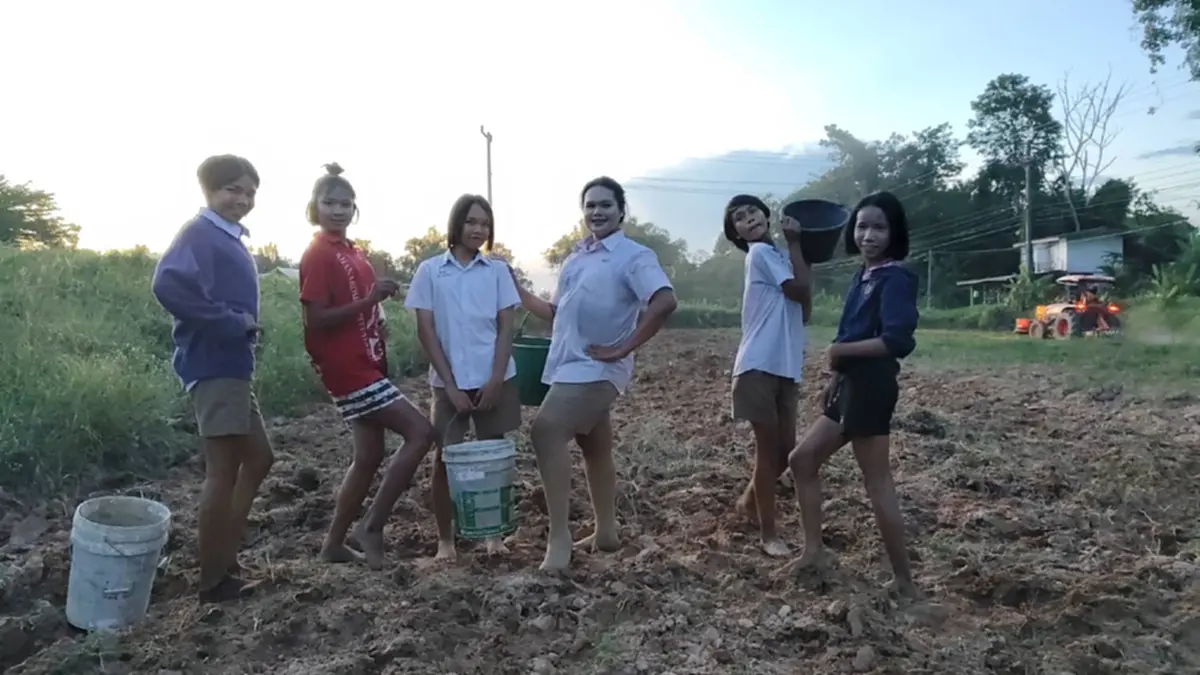สีสันหลังเลิกเรียน! แก๊ง LGBTQ+ รร.ขนาดมอญฯ อาสาช่วยครูหว่านข้าว