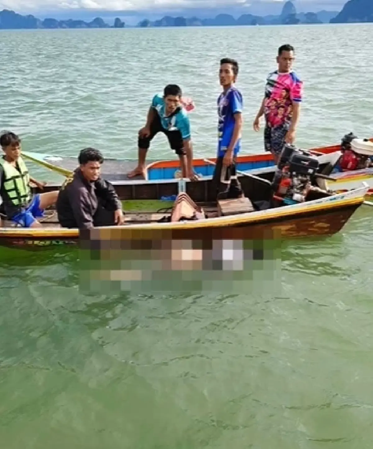 พ่อร่ำไห้เป็นลม! พบแล้วร่างน้องฮูดา หลังเรือล่มกลางอ่าวพังงา