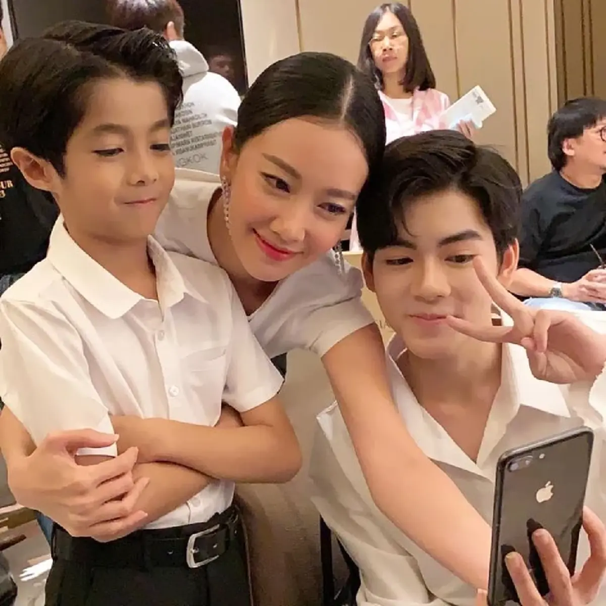 โตเป็นหนุ่มแล้ว  "วันเฉลิม" 2 รุ่น แชะภาพคู่ทำแฟนคลับใจฟู