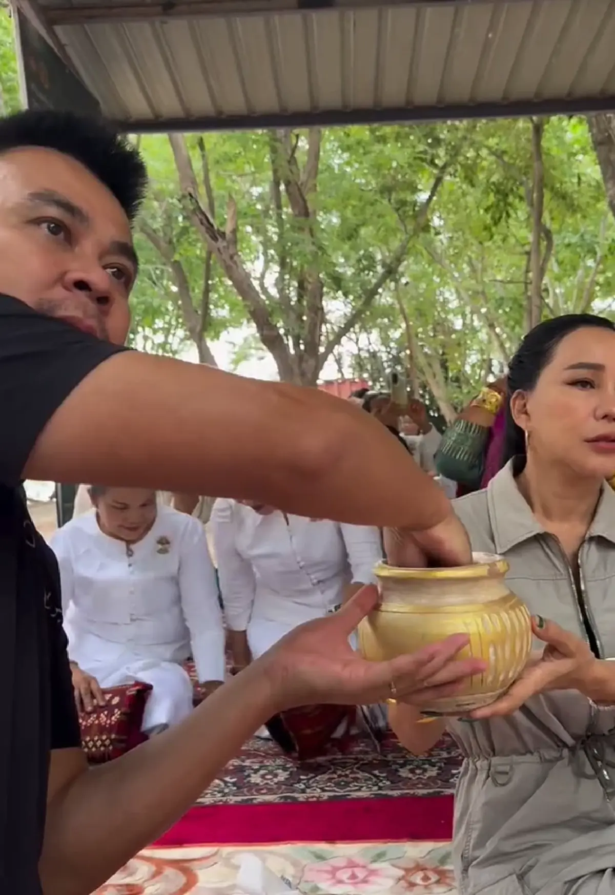 ส้มเช้ง และ ท๊อฟฟี่ ล้วงไหหยิบเลข พิธีบวงสรวงพ่อปู่ศรีสุทโธ