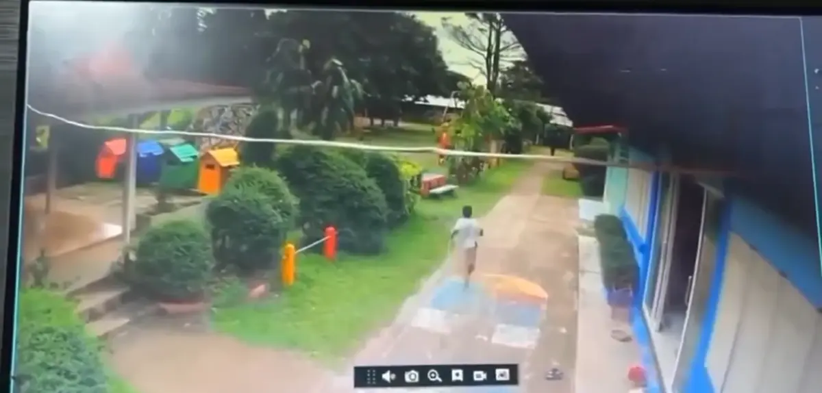 นักเรียน ป.3 ทำแตกตื่นทั้งโรงเรียน โมโหครู ถืออาวุธวิ่งไล่ทำร้าย