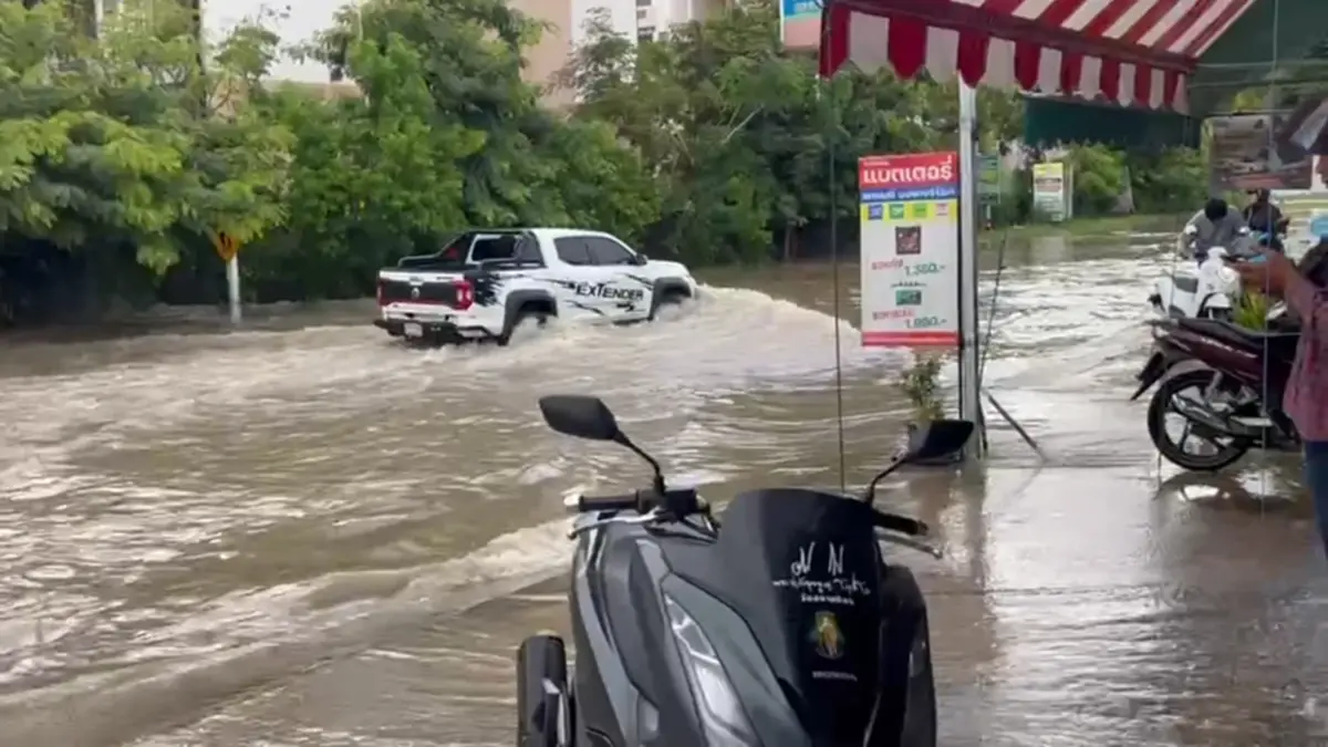 โคราชฝนถล่มชั่วโมงเดียวน้ำท่วมมิตรภาพ รถเล็กสัญจรลำบาก