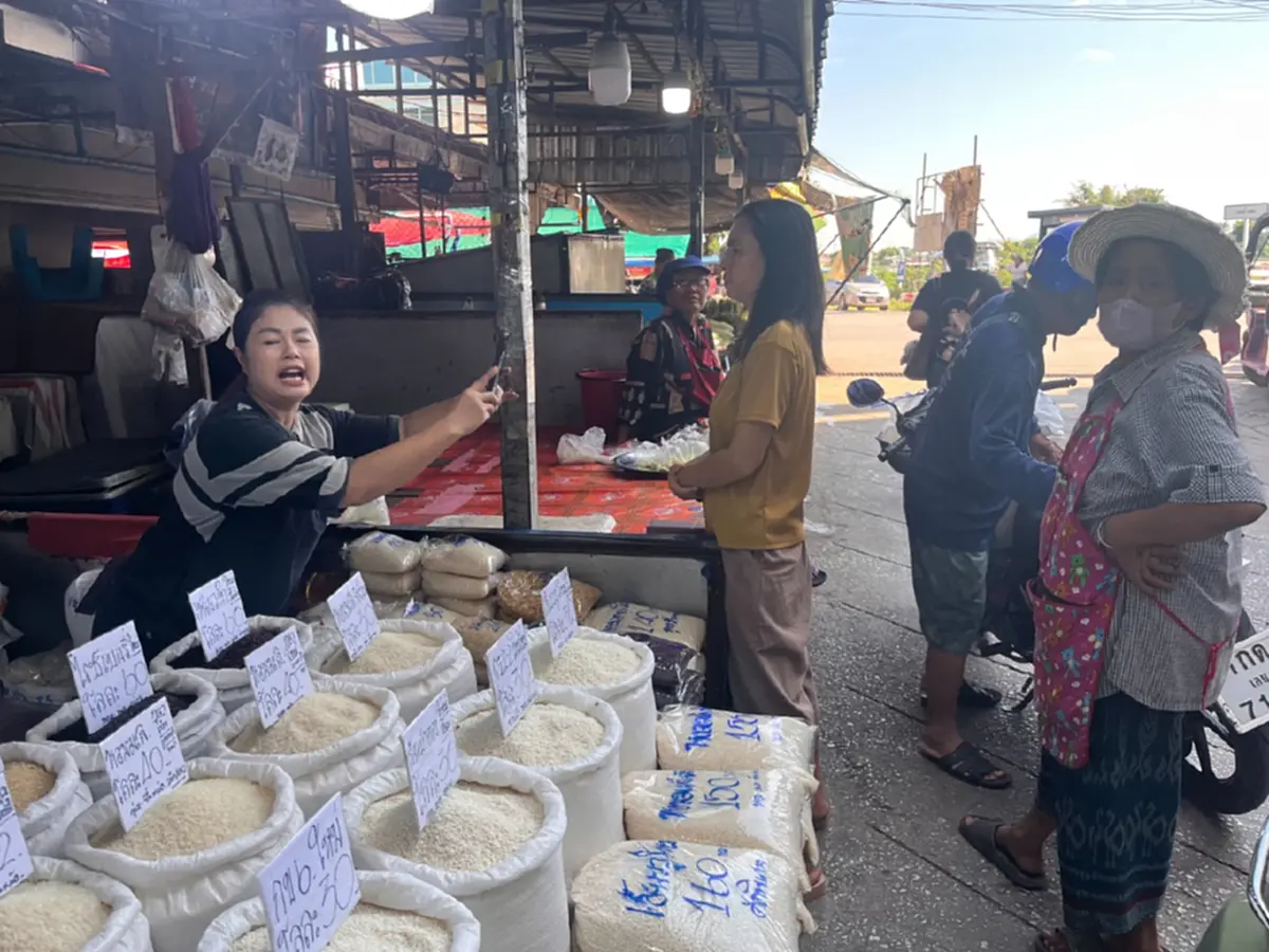 ไทยช่วยไทยพลัสวันแรก ทำตลาดเมืองเลยคึกคัก ชาวบ้านสแกนซื้อของ