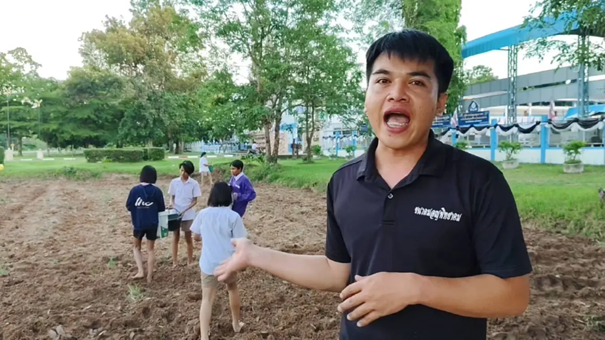 สีสันหลังเลิกเรียน! แก๊ง LGBTQ+ รร.ขนาดมอญฯ อาสาช่วยครูหว่านข้าว