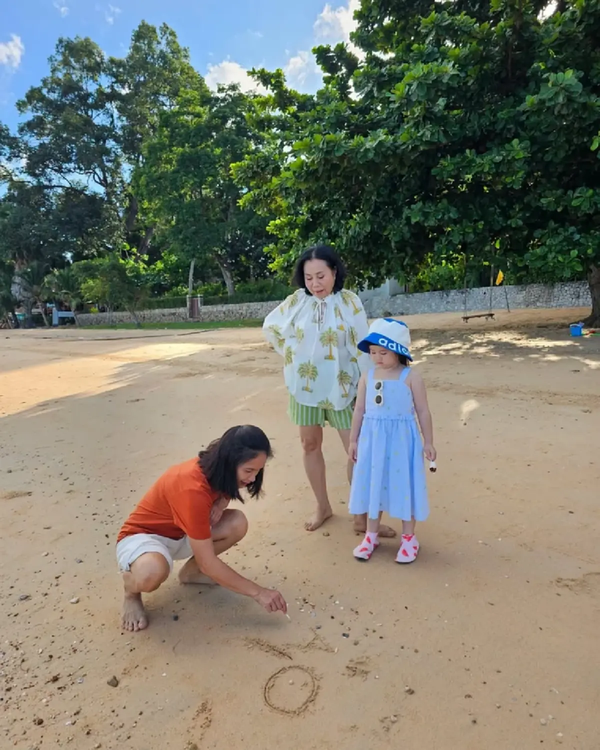 ฉายแววตัวแม่  "น้องเกล" เช็กอินทะเลกับคุณยาย ลุคนี้ดูโตเป็นสาว