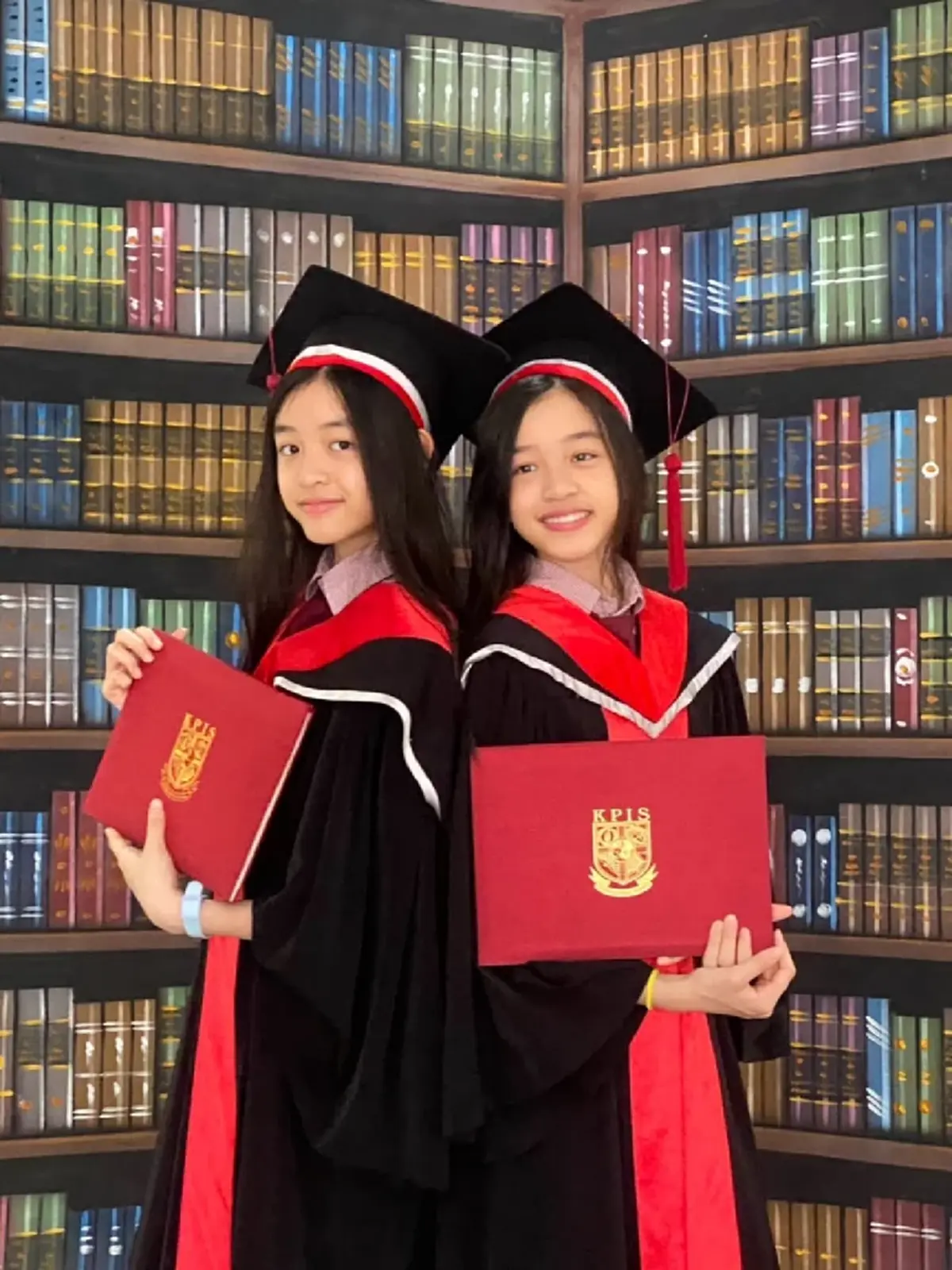 ลูกสาวฝาแฝดของนักแสดงรุ่นใหญ่  เรียนจบประถม คว้าเกรดดีเด่น 