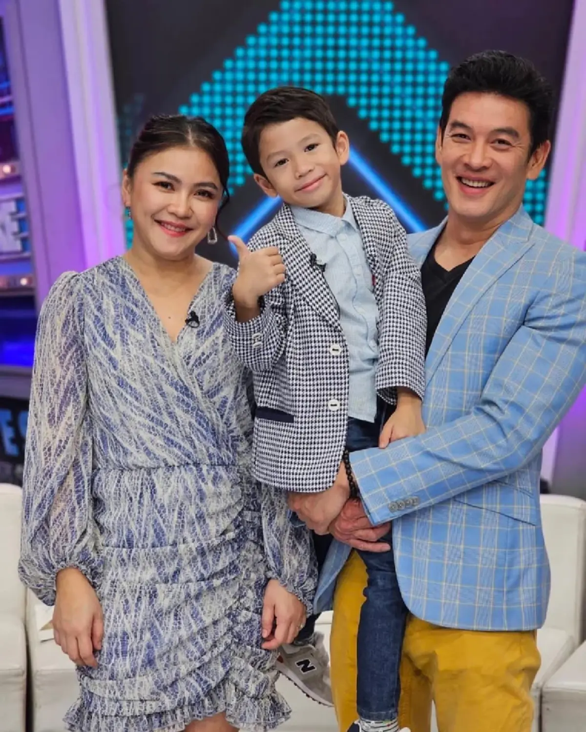 ลูกชายชาคริต วัย 8 ขวบ ยิ่งโตยิ่งหล่อ ถอดแบบคุณพ่อมาเป๊ะ