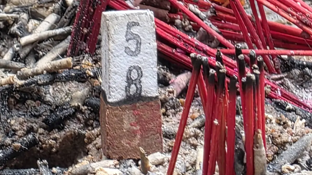ผ้าป่ากู้ภัยยอดทะลุ 4.5 แสน คอหวยแห่ส่องเลขประทัดตรงเลขธูป