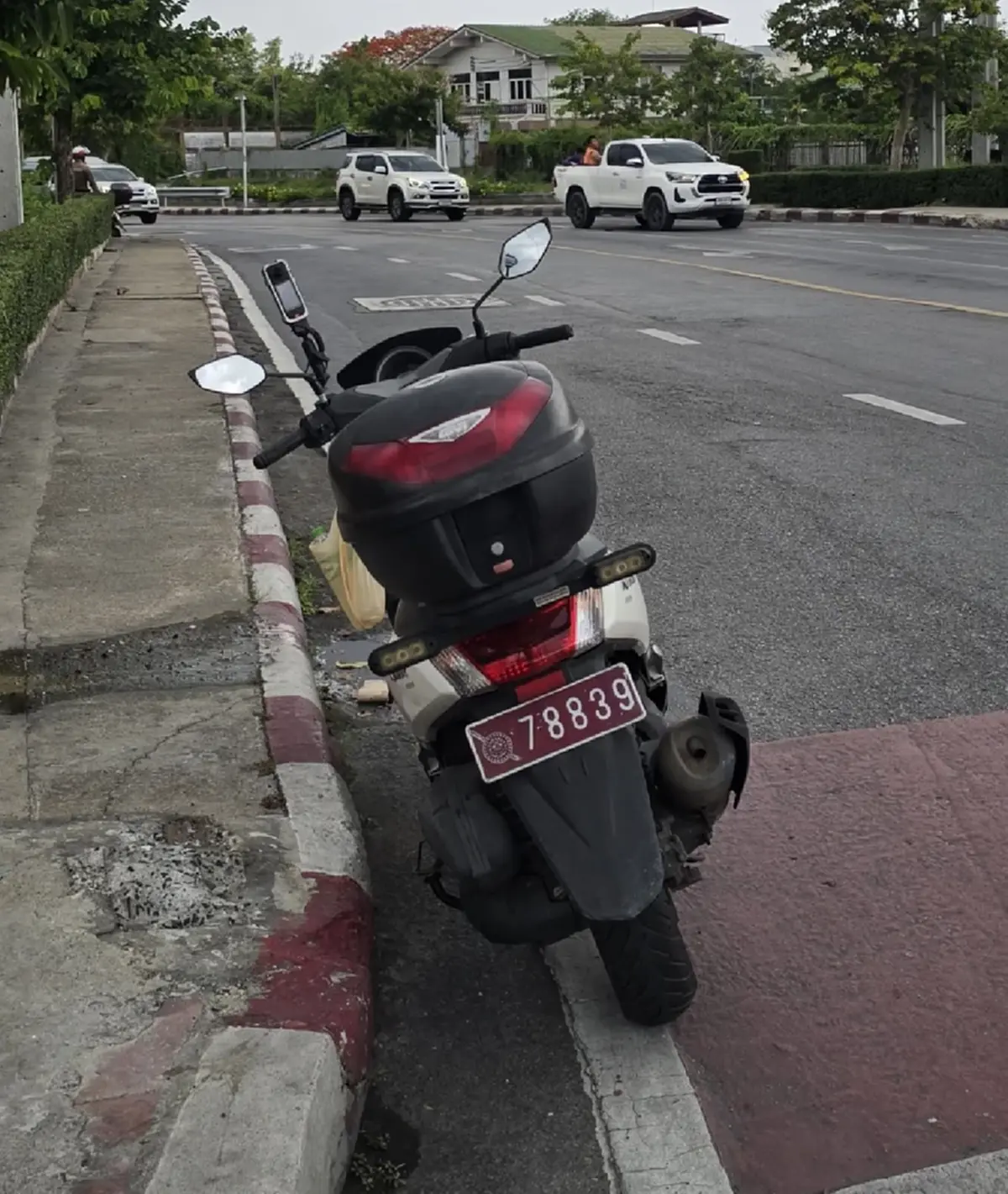 ทะเบียนรถ ตร.จราจรคนดัง โดนกิ่งไม้หล่นใส่ คนตาไวโฟกัสเลขหมวก