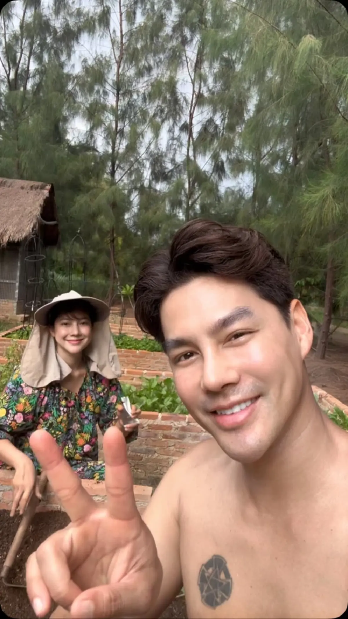"เพ็ชร ฐกฤต" ตรวจงานกลางสวน แฟนคลับแห่แซว "คนงาน" สวยระดับนางเอก