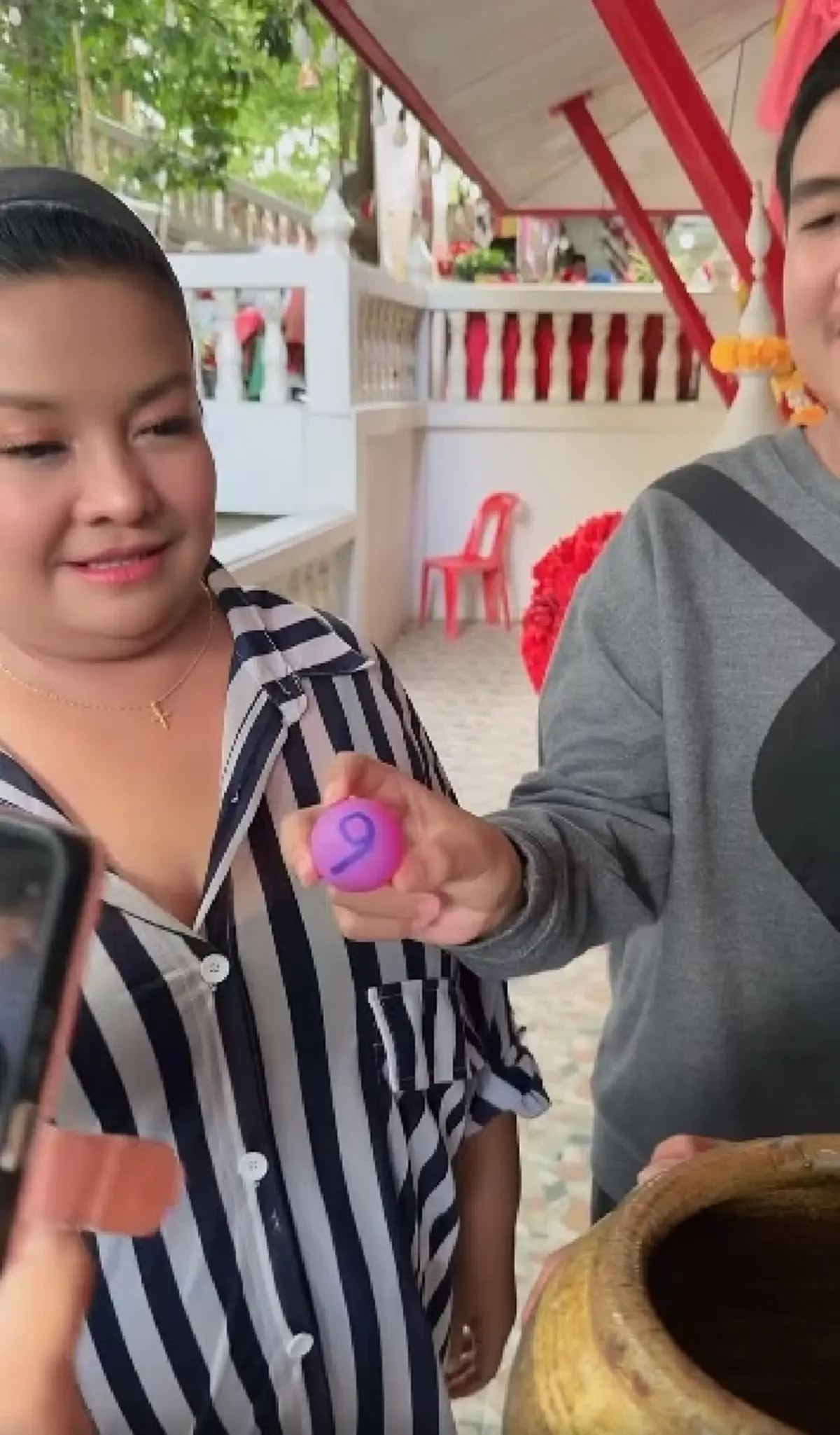 ยุ้ย ญาติเยอะ จุดธูปไหว้ แม่ผึ้ง พุ่มพวง ล้วงไหหยิบได้เลขสวย