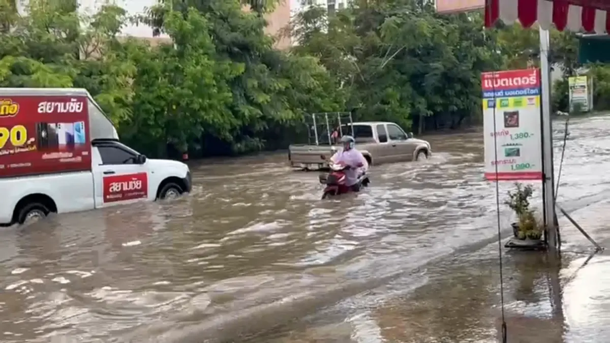 โคราชฝนถล่มชั่วโมงเดียวน้ำท่วมมิตรภาพ รถเล็กสัญจรลำบาก