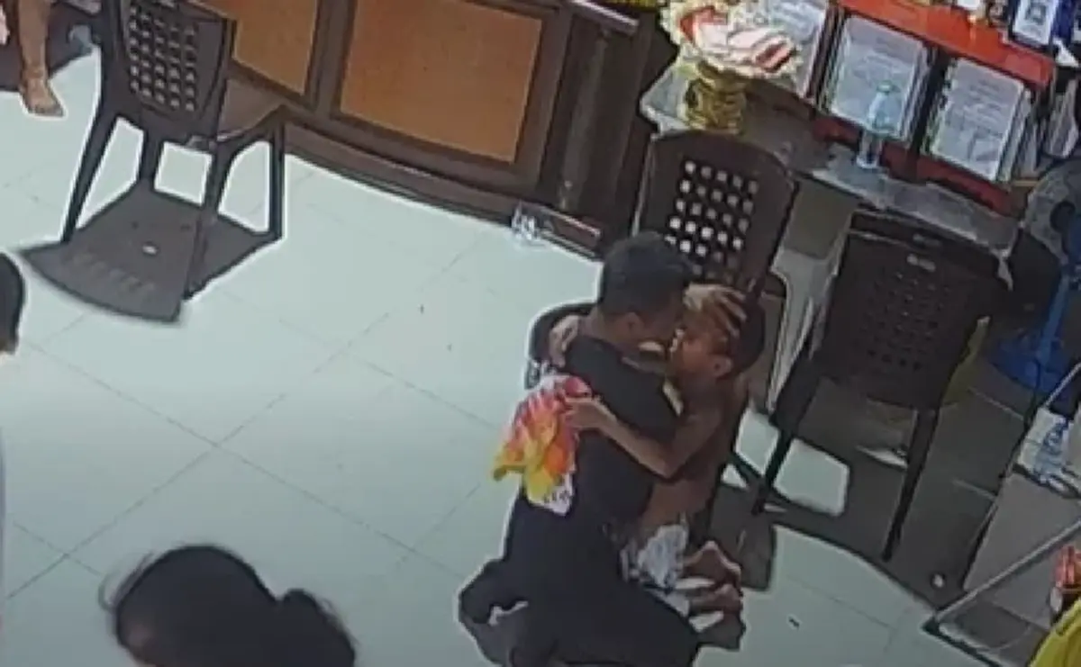 น้ำตาซึมทั้งโซเชียล สาวหยุดรถช่วย พ่อเดินเท้าหวังได้กอดลูกชาย