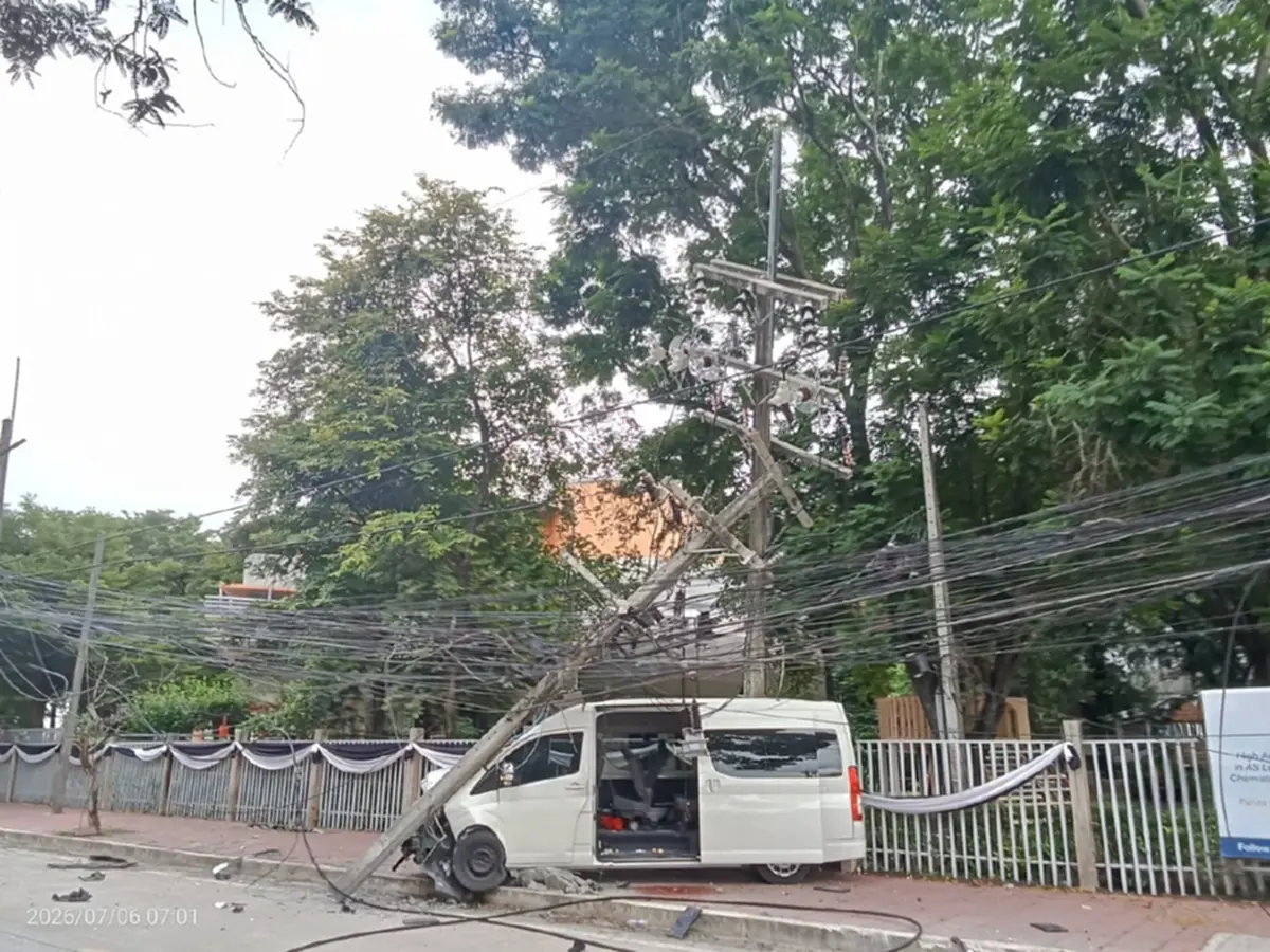 ระทึก! รถตู้รับ-ส่งนักเรียนหลับใน พุ่งชนเสาไฟฟ้าหัก เจ็บ 13 ราย