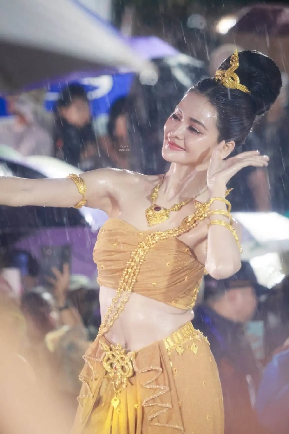 "อิงฟ้า วราหะ" รำบวงสรวงพ่อปู่กลางฝนกระหน่ำ ลั่นประโยคเด็ดทัชใจ