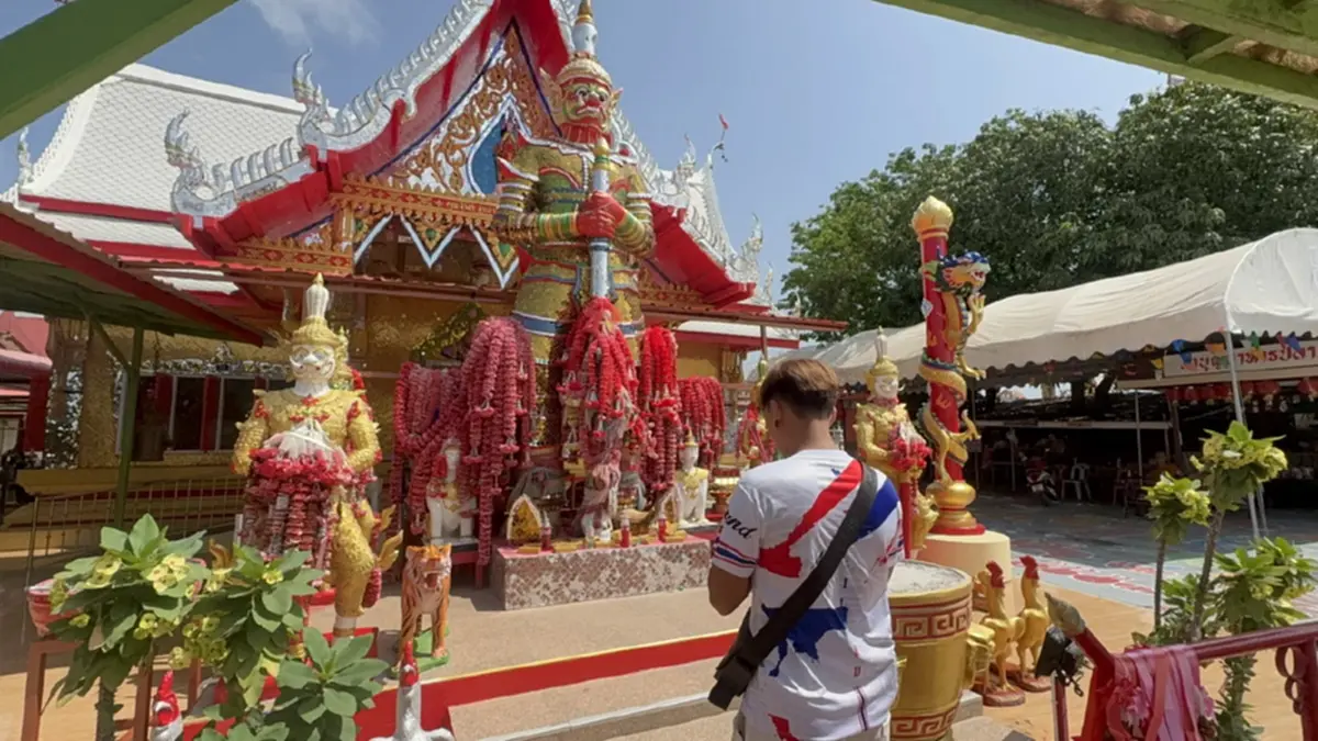 โค้งสุดท้ายคึกคัก! คอหวยแห่ขอเลขท้าวเวสสุวรรณ วัดสนามชัย