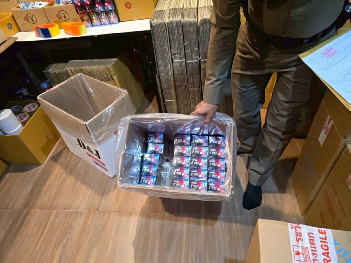 รวบแก๊งใหญ่ขนบุหรี่เถื่อน ของกลางล้นห้องคอตกดิ้นไม่หลุด