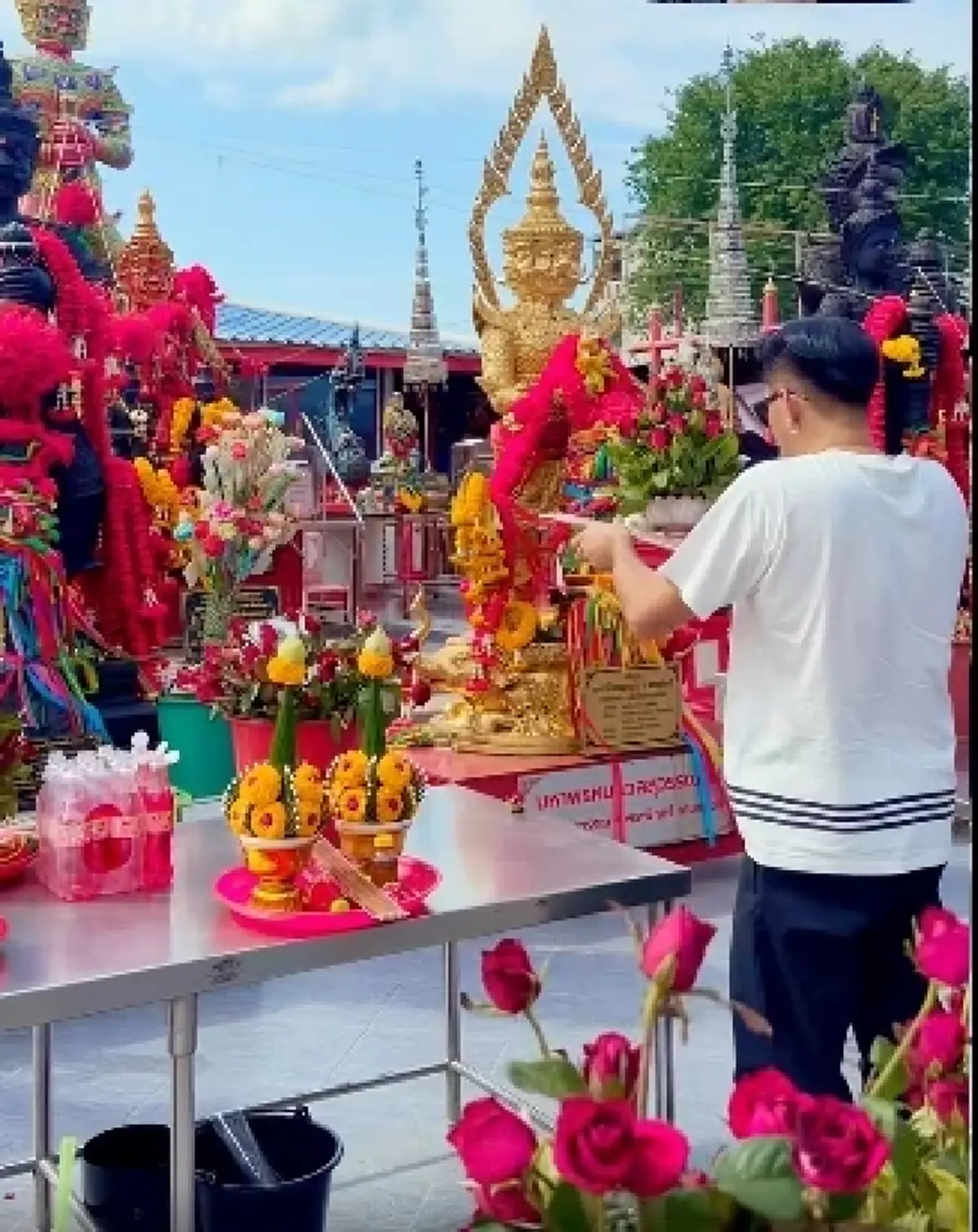 ส่อง บอล เชิญยิ้ม ไหว้ท้าวเวสสุวรรณ ก่อนจุดธูปมงคลได้เลขสวย