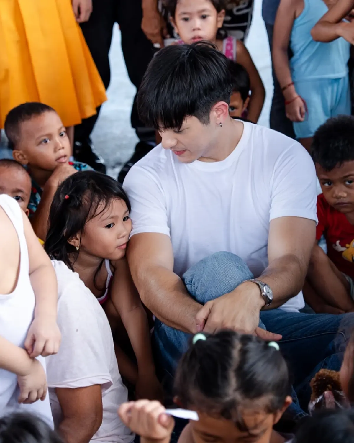 พระเอกหนุ่มหล่อใจดี ร่วมจิตอาสาและมอบรอยยิ้มให้กับน้องๆ