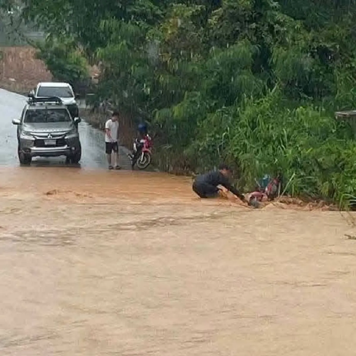 นาทีชีวิต! น้ำป่าวังน้ำเขียวซัดสาวตกคลอง พลเมืองดีช่วยทัน