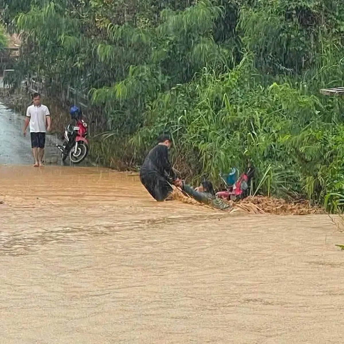 นาทีชีวิต! น้ำป่าวังน้ำเขียวซัดสาวตกคลอง พลเมืองดีช่วยทัน
