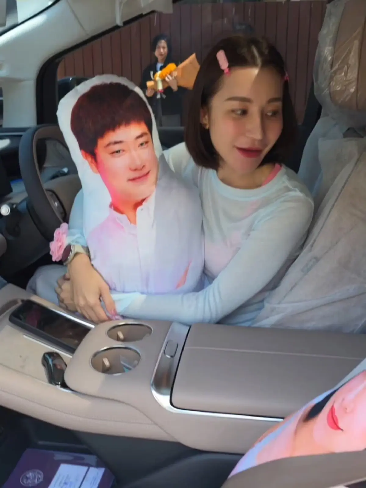 กรี๊ดลั่น  สามีซื้อรถหรูคันใหม่ให้ ชาวเน็ตแห่โฟกัสเลขทะเบียน 