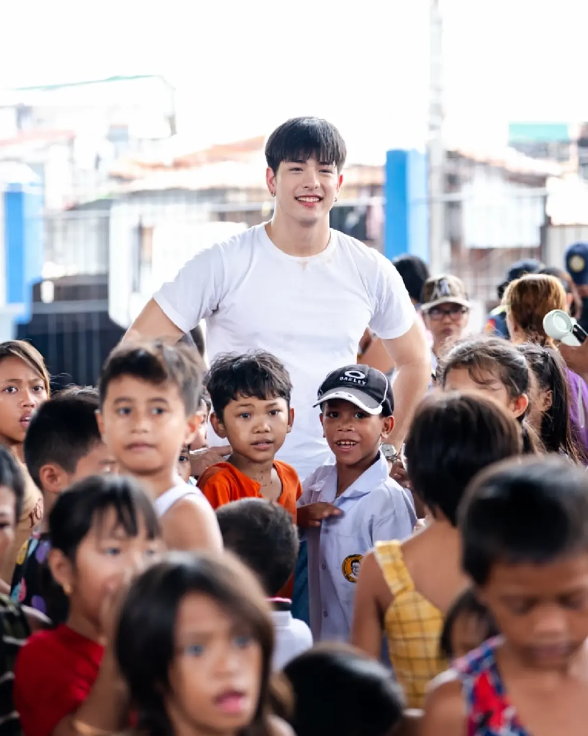 พระเอกหนุ่มหล่อใจดี ร่วมจิตอาสาและมอบรอยยิ้มให้กับน้องๆ