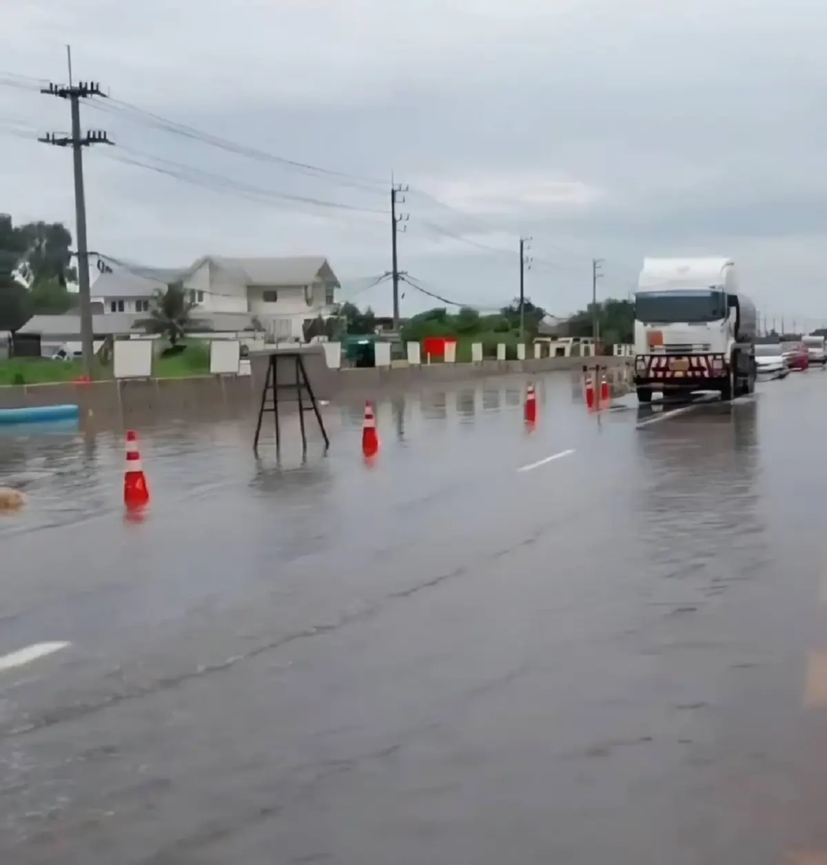 ฝนถล่มระยองหนักสุดในรอบปี! น้ำท่วมสุขุมวิท การจราจรติดขัดหนัก