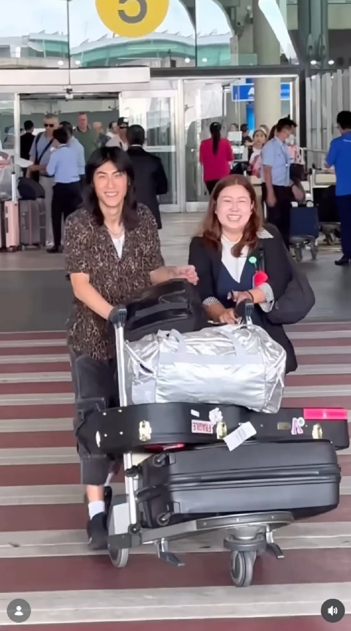 ลูกชายคนเล็ก บินกลับไทยแล้ว เปิดลุคล่าสุด พ่อหนุ่มผมยาวสุดติสท์