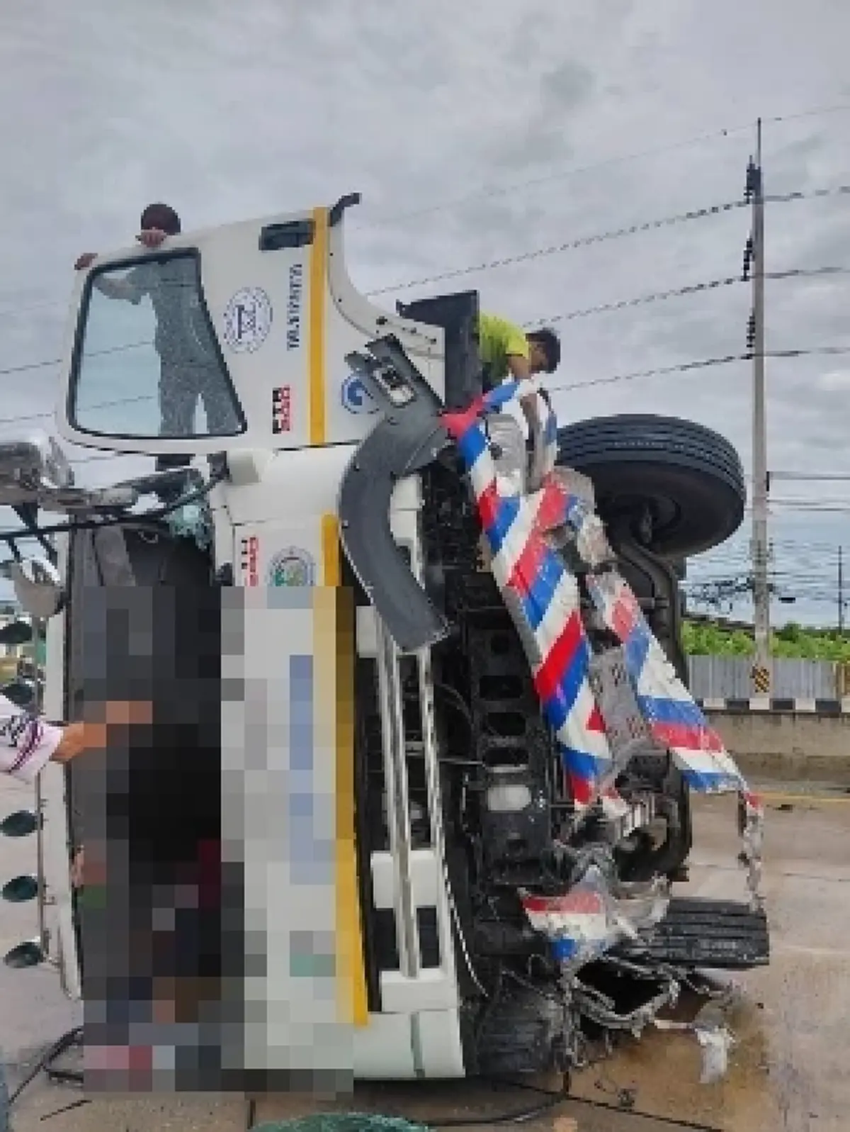 ระทึก! คนขับรถขยะแน่นหน้าอกวูบ พุ่งชนแบริเออร์พลิกคว่ำกลางถนน