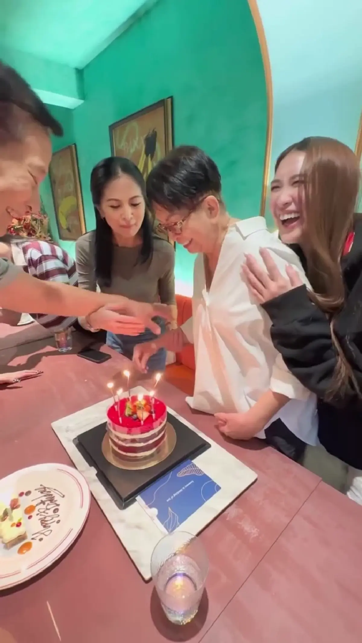  "พีท ทองเจือ" ยกบ้านแท็กทีมลูกหลาน ฉลองวันเกิดคุณแม่วัย 80 ปี