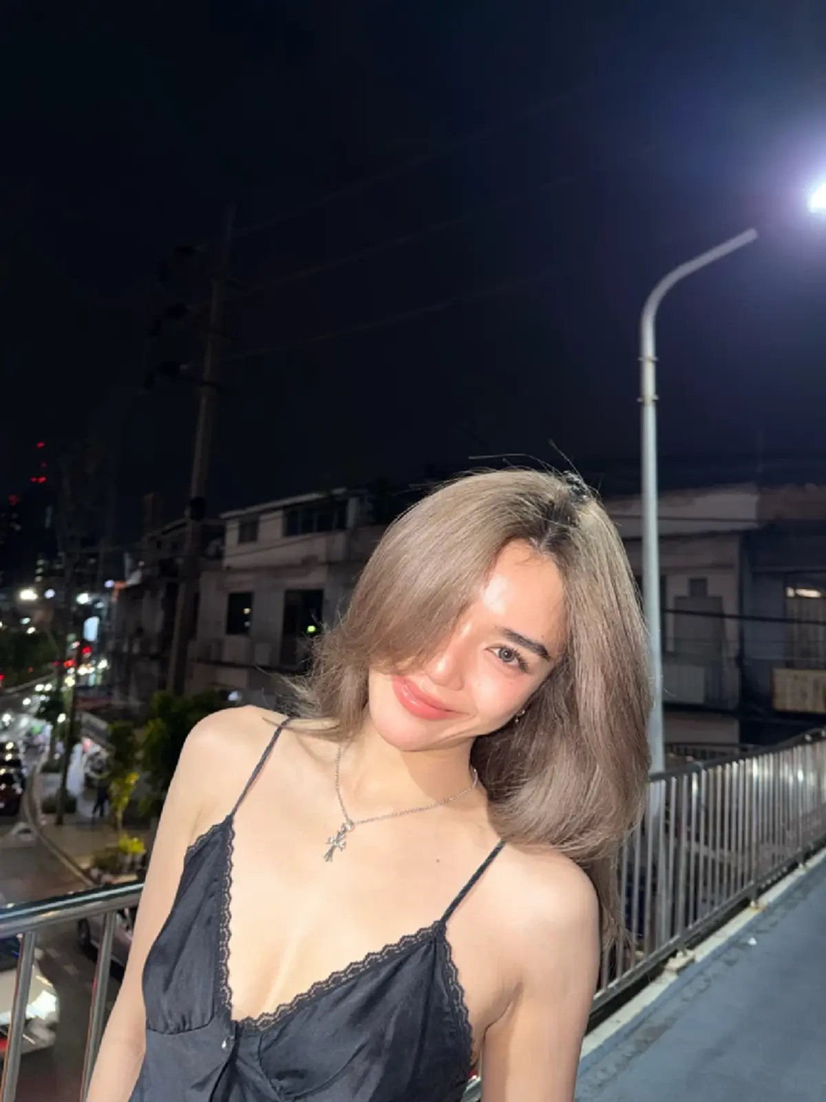 "เลดี้ปราง" สาดออร่ากลางดึก สวยจึ้งจนลืมมองวิวสะพานลอย