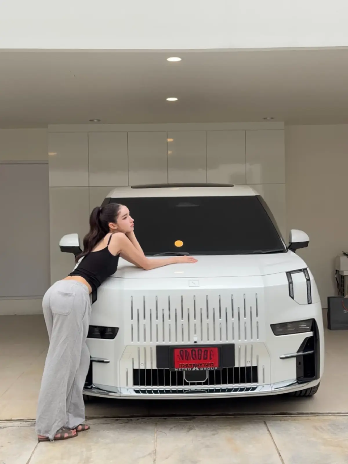  สวยสร้างเรื่อง โยชิ รินรดา  ถอยรถตู้ป้ายแดง   แฟนคลับหลุดโฟกัส