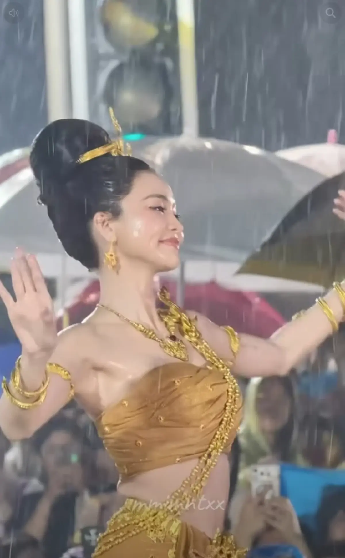 "อิงฟ้า วราหะ" รำบวงสรวงพ่อปู่กลางฝนกระหน่ำ ลั่นประโยคเด็ดทัชใจ