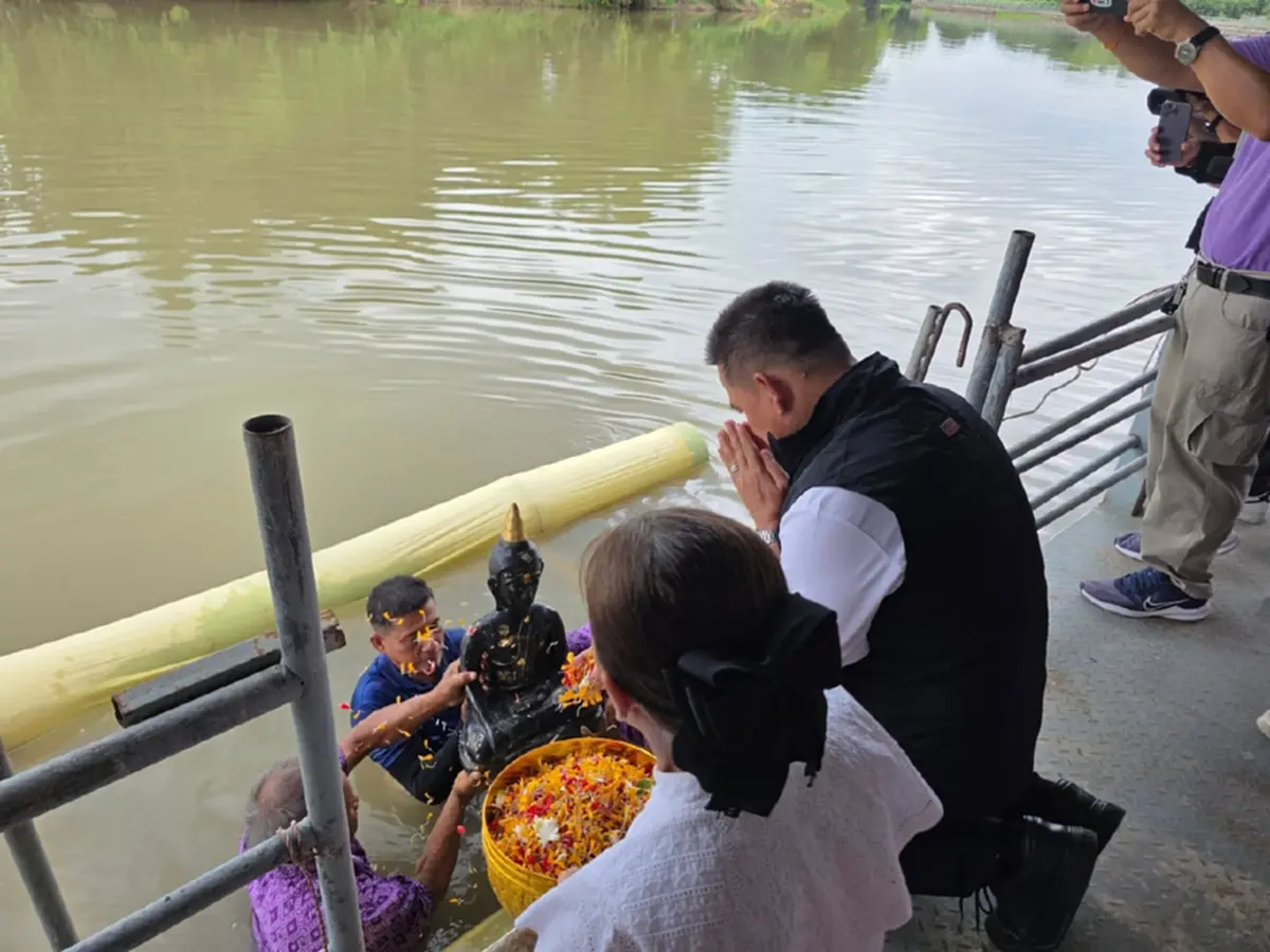 เปิดเลขมงคล เลขหางประทัด พิธีอัญเชิญหลวงพ่อดำ ลงสรงแม่น้ำท่าจีน 