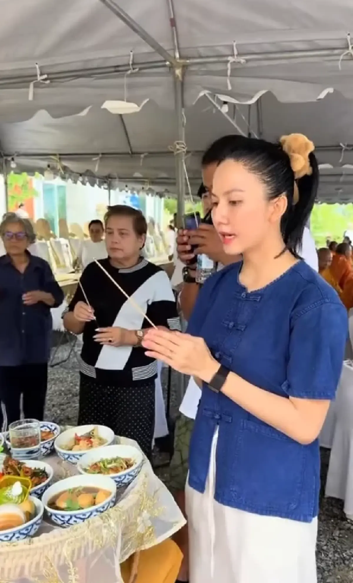 "จ๊ะ นงผณี" ทำบุญ 100 วัน "คุณพ่อประดิษฐ์" เผยเลขนิมนต์พระ - ธูปมงคล