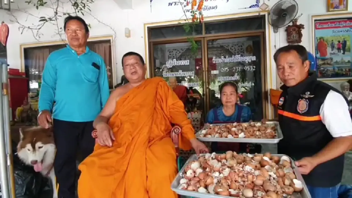 สุขใจทั้งวัด! ชาวบ้านหอบเปลือกไข่ต่อคิวแลกไข่ เซฟเงิน ลดขยะ